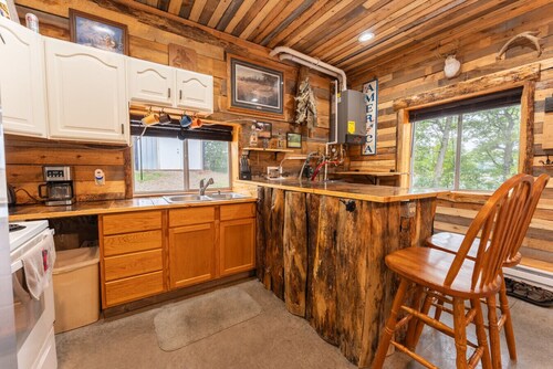 Cozy 1BR Lakefront Retreat on Rice Lake – Sleeps 6 | Fishing & Snowmobile Paradise