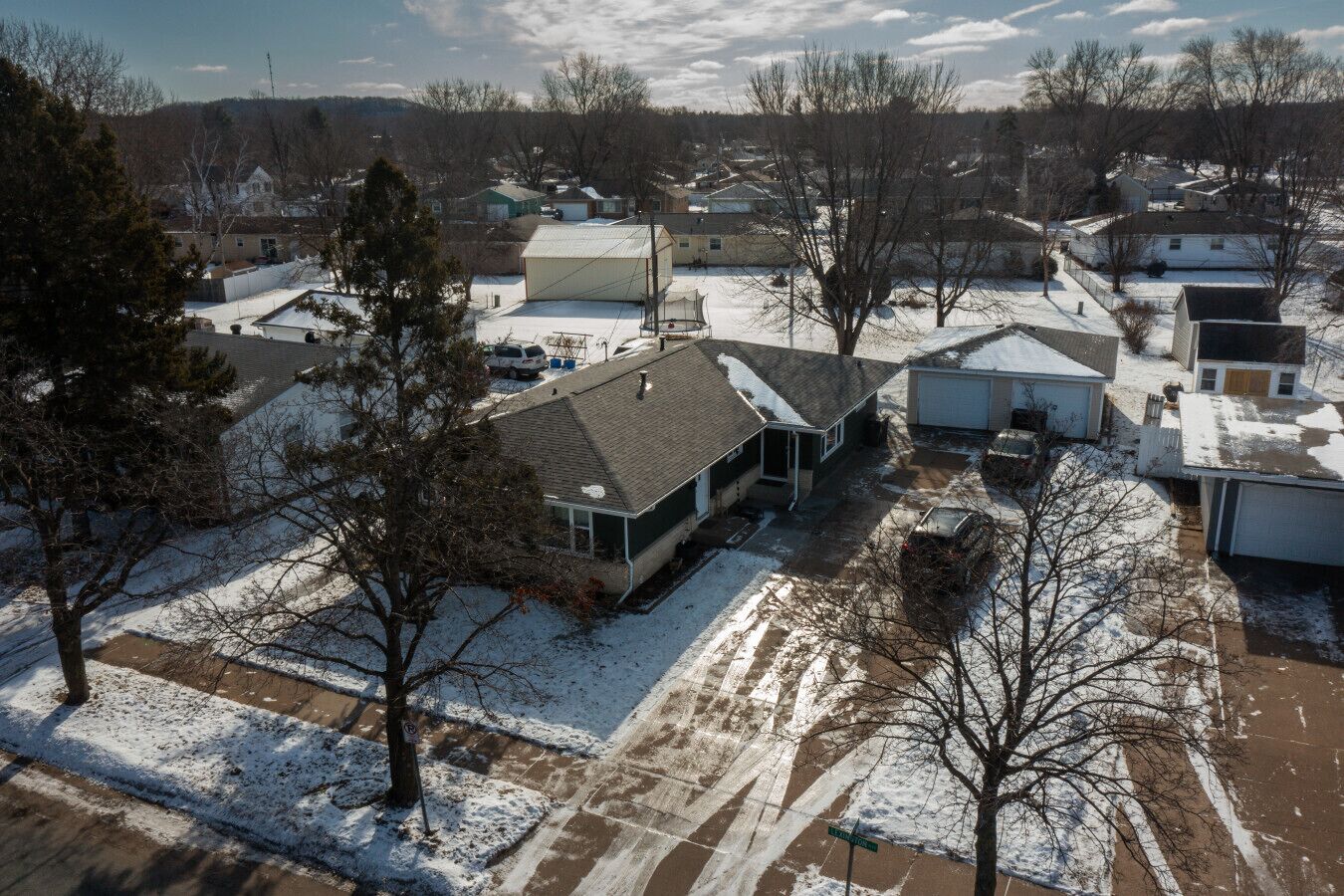 Un quartier résidentiel avec des maisons, un garage et une allée.