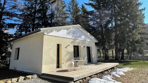 Ein kleines, eingeschossiges Gebäude mit flachem Dach und einer überdachten Veranda.