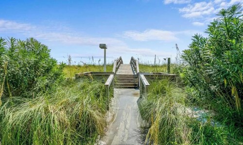 Vibrant gulf condo with pool and beach access
