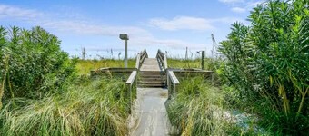 Vibrant gulf condo with pool and beach access