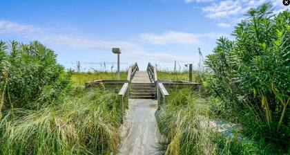 Vibrant gulf condo with pool and beach access