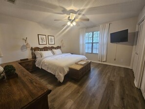 4 bedrooms, WiFi, bed sheets - Cozy Pet friendly home near the beaches and shopping (Gulf Breeze)