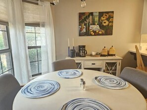 Dining - Cozy Pet friendly home near the beaches and shopping (Gulf Breeze)