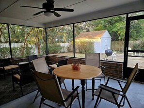 Outdoor dining - Cozy Pet friendly home near the beaches and shopping (Gulf Breeze)
