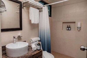 Shower, towels, shampoo - Mojarra: Double suite with balcony (Cancún)