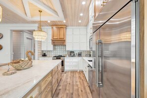 Fridge, microwave, oven, stovetop - NEWLY BUILT“So Far, So Bueno!” Sleeps 22 - Pool, Golf Cart & Short Walk to Beach (Panama City Beach)