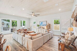 Smart TV, stereo - NEWLY BUILT“So Far, So Bueno!” Sleeps 22 - Pool, Golf Cart & Short Walk to Beach (Panama City Beach)