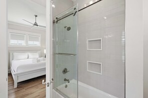 Dusche, Haartrockner, Handtücher, Seife