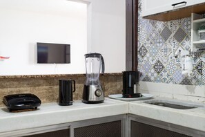 Fridge, microwave, oven, coffee/tea maker - Apartamento c Piscina, Sauna e Vista em Condomínio (São Pedro da Aldeia)