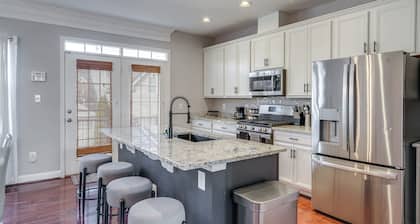 Centrally located Spacious 4-bedroom townhome in tranquil Laurel with AC.