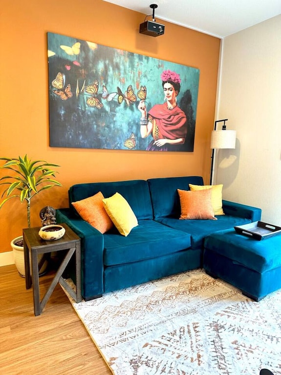 Colorful Casa Frida 10m Downtown - 阿瓦達