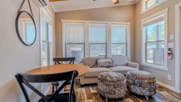 Comfort Cabin, Pool View | Living area