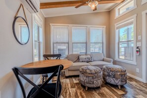 Comfort Cabin, Pool View | Living area