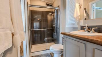 Cabin tiện nghi đơn giản, quang cảnh hồ bơi | Phòng tắm