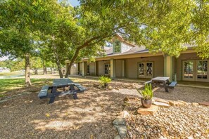 Outdoor dining - Rayford Crossing RV Resort (Spring)