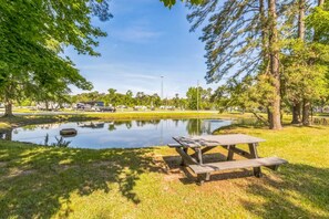 Outdoor dining - Rayford Crossing RV Resort (Spring)