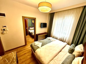 Family Room | In-room safe, desk, laptop workspace, free WiFi - Beyoglu Suites Hotel (Istanbul)