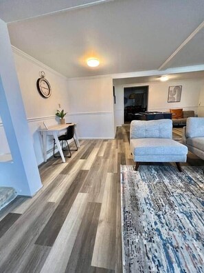 TV, fireplace - Lake House with Perfect View (Caddo Parish)