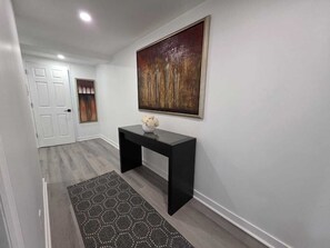 Interior - 10 min from Place Versailles. Superb 2-bedroom apartment (Montréal)