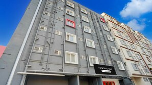 Ein mehrstöckiges Gebäude mit einem Schild, auf dem 'TOWNHOUSE & Company Service' steht.