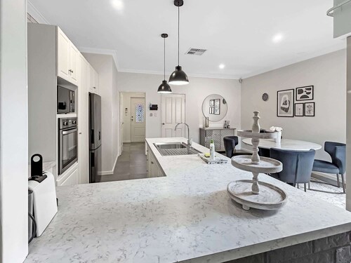 Bright 3-Bed House with Garage Parking
