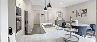 Bright 3-Bed House with Garage Parking