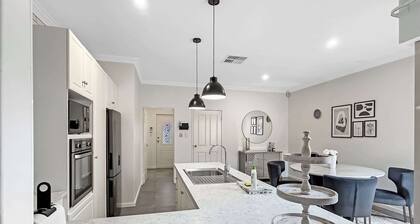 Bright 3-Bed House with Garage Parking