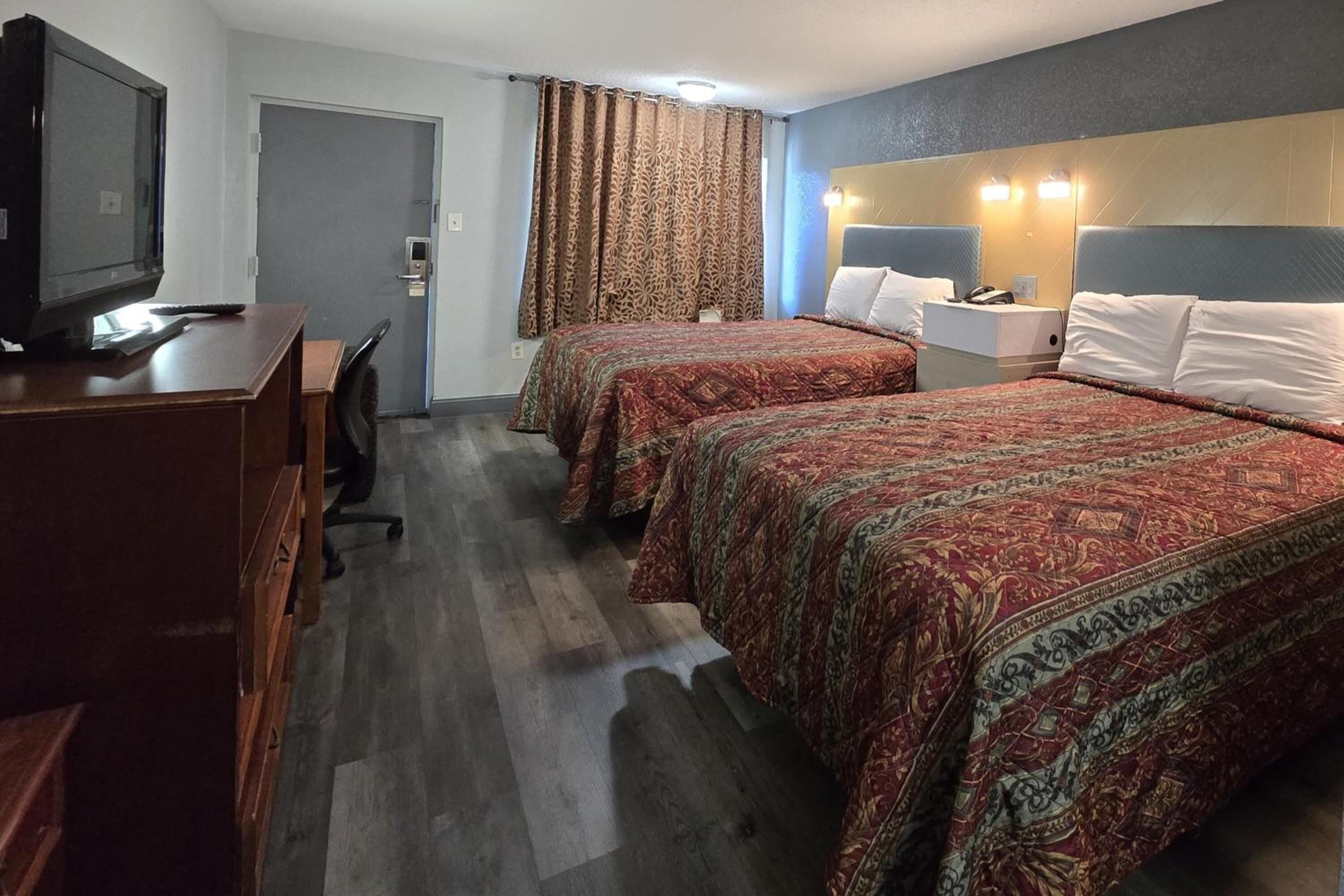 Compare room layout quickly with another near-identical angle.