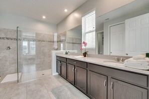 Bidet, towels, soap, toilet paper - Cheerful Villa with Pool, Spa (Kissimmee)