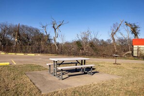 Outdoor dining - Find Your Quiet Retreat in a Private Room Perfect for Rest and Relaxation (Cleburne)