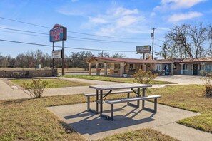 Outdoor dining - Find Your Quiet Retreat in a Private Room Perfect for Rest and Relaxation (Cleburne)