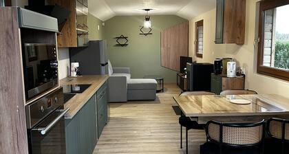 Chalet Ă la campagne avec grand terrain et terrasses dans endroit tres calme