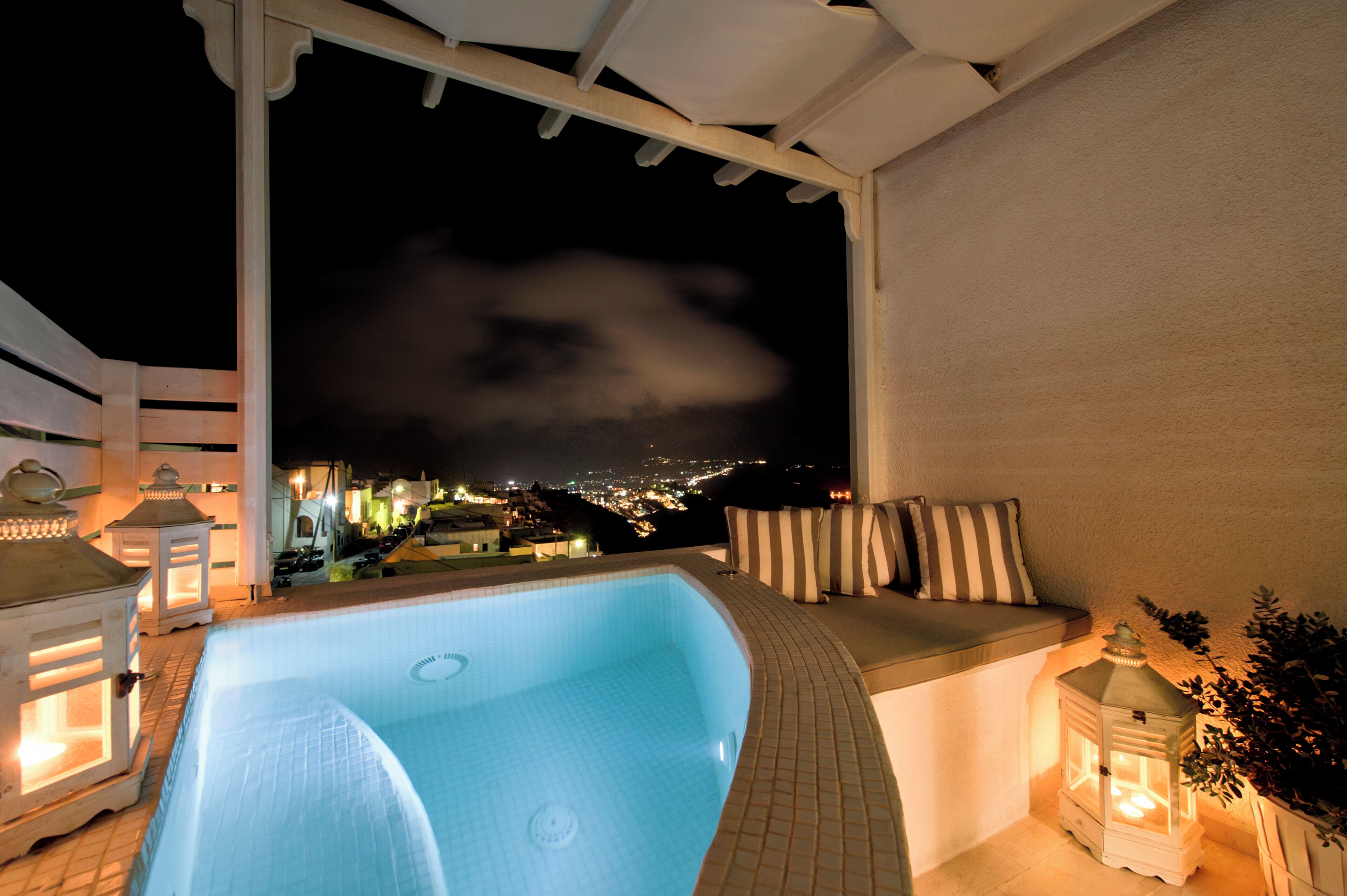 Suite de lujo, vista al mar | Tina de hidromasaje al aire libre