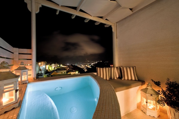 Luxury Suite, Sea View | Outdoor spa tub - Roses Suites (Imerovigli)