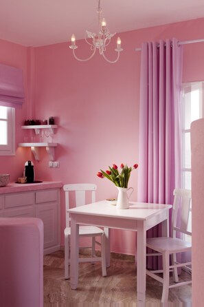 Deluxe Suite, Sea View | Dining