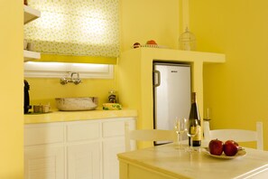 Deluxe Suite, Sea View | Dining - Roses (Imerovigli)