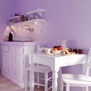 Deluxe Suite, Sea View | Dining - Roses Suites (Imerovigli)