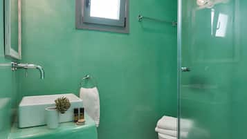 Ducha, secador de pelo, toallas, jabón