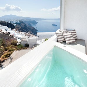 Area piscina con vista sul mare e un paesaggio montuoso.