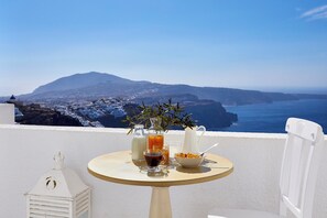 Daily to-go breakfast for a fee - Santorini Roses Suites (Imerovigli)