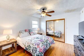 Iron/ironing board, WiFi, bed sheets - Coastal Comfort Near Beach & Downtown (Corpus Christi)