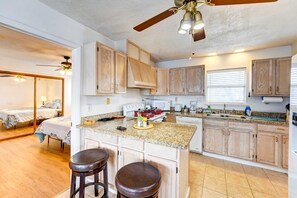 Fridge, microwave, oven, stovetop - Coastal Comfort Near Beach & Downtown (Corpus Christi)