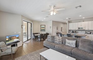 Smart TV, table football - Disney Dream in Providence Golf resort - 5 bed/4 bath home close to attractions. (Polk County)