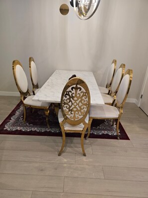 Dining - Cozy Luxury Comforrt (Calgary)