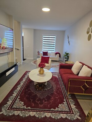 Living area - Cozy Luxury Comforrt (Calgary)