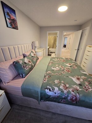 Iron/ironing board, Internet, bed sheets - Cozy Luxury Comforrt (Calgary)
