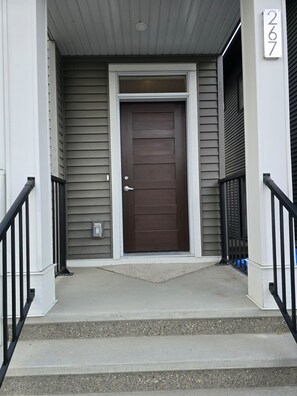 Exterior detail - Cozy Luxury Comforrt (Calgary)