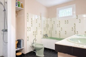 Een douche, handdoeken