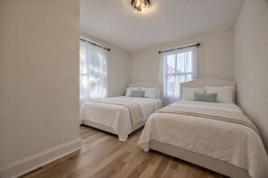 4 bedrooms, iron/ironing board, WiFi, bed sheets - Beautiful 4-bedroom house with AC in delightful Kansas City + Sleeps 9 (Kansas City)